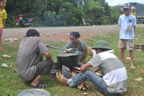 Nhiều người dân dựng lều, nấu cơm tại hiện trường để canh giữ chiếc xe