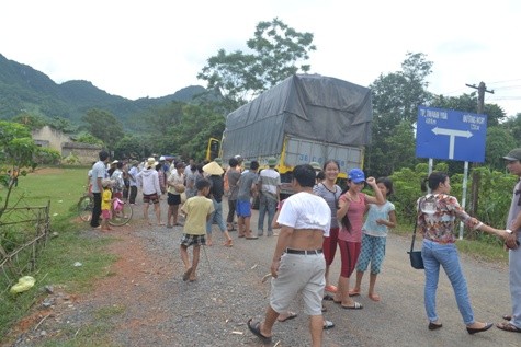 Hàng trăm người dân xã Cẩm Vân, Cẩm Tâm (huyện Cẩm Thủy) bao vây chặn xe chở thuốc trừ sâu