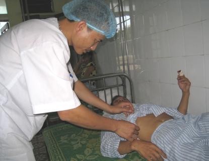 Anh Quang, người may mắn sống sót hiện tại đang được điều trị tại bệnh viện Đa khoa Hà Trung (ảnh Cát Dự)