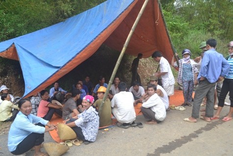Nhiều người dân dựng lều bạt "cố thủ" tại hiện trường để bảo vệ hiện trường