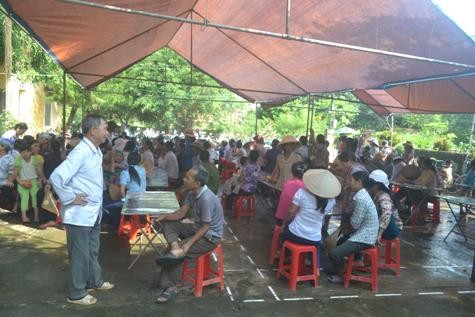 Ngay từ sáng sớm, hàng trăm hộ dân xã Yên lâm đã tập chung tại UBND xã để được tư vấn, khám sức khỏe (ảnh: Cát Dự)