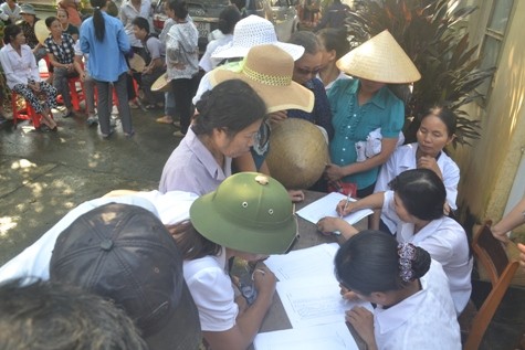 Rất đông người dân xã Yên Lâm đến đăng ký danh sách khám (ảnh: Cát Dự)