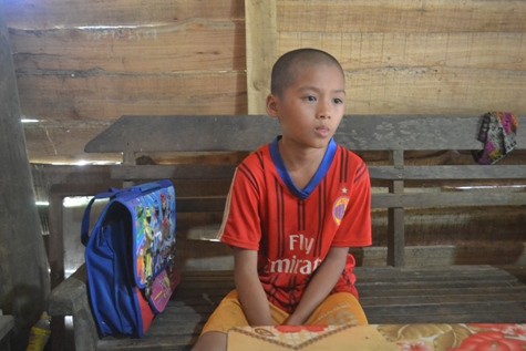 Em Trần Phú Triệu, một trong số đứa trẻ may mắn sống sót thuật lại sự việc kinh hoàng vừa mới xảy ra cách đó chưa lâu (ảnh: Cát Dự)