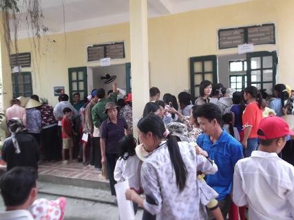 Hàng trăm hộ dân các xã Cẩm Vân, Cẩm Thủy đến đăng ký khám sức khỏe