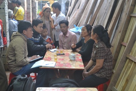 Nhiều người dân trong xóm có mặt tại gia đình sản phụ Nguyễn Thị Xuân để chia sẻ những nỗi đau mất mát với gia đình sản phụ