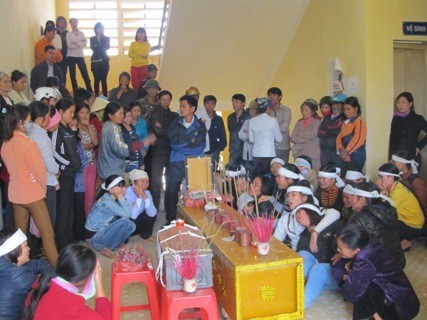 sản phụ Nguyễn Thị Xuân được người nhà khâm liệm tại bệnh viện
