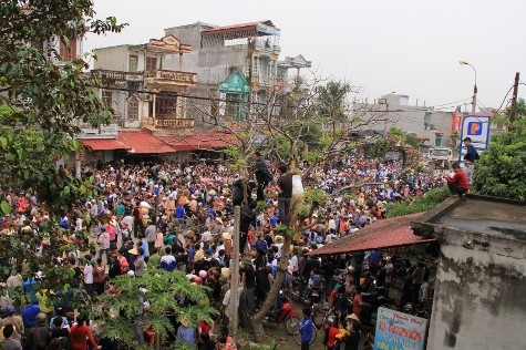 hàng nghìn người dân bức xúc trước cái chết của sản phụ Nguyễn Thị Xuân