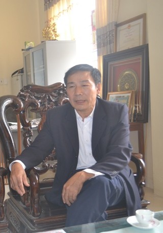 Ông Đỗ Đình Hùng, GĐ bệnh viện Đa khoa Thiệu Hóa trao đổi với phóng viên