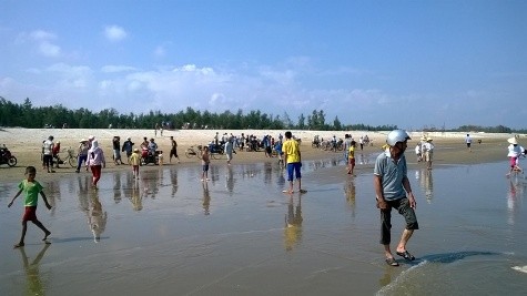 Hàng trăm người dân hiếu kỳ kéo đến xem xác cá voi trôi dạt vào biển trưa ngày 1/11