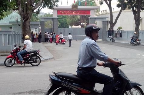 Nhiều người dân xã Hải Thanh kéo nhau lên công an tỉnh Thanh Hóa " bắt đền" xe chở hàng bị giam giữ