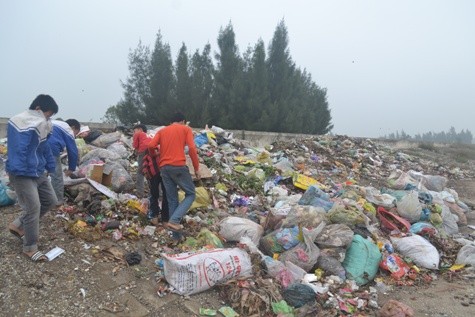 Biết là ô nhiễm, thế nhưng sau mỗi giờ tan trường nhiều học sinh tại xã Ngư lộc vẫn đào bới, tìm kiếm những thứ còn sót lại trong đống rác đã bống mùi hôi thối