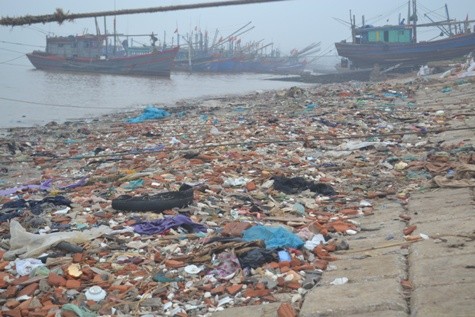 Tại bờ biển xã Ngư Lộc, cảnh tượng rác thải được chất đống tại bờ biển đã diễn ra từ nhiều năm nay vẫn chưa có hương xử lý. Mặt khác phía dưới thân đê kéo dài đến tận mép nước, rác thải chất thành nhiều đống lớn nằm ngổn ngang khiến tàu bè ra vào cửa biển, việc vận chuyển hải sản của ngư dân gặp nhiều khó khăn