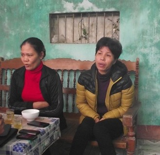 Bà Lê Thị Tiếp mẹ P (trái) và bà Phạm Thị Nhung (phải) kể lai sự việc