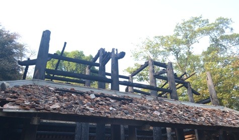 Phần gác trên của đền cũng bị đốt cháy