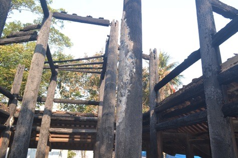 Nhiều cột gỗ lớn trong đền đã bị thiêu rụi thành than
