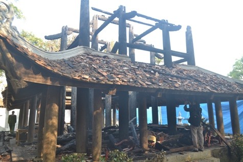 Vụ cháy lớn khiến trung tâm tòa Tam Quan của đền chỉ còn trơ lại phần khung