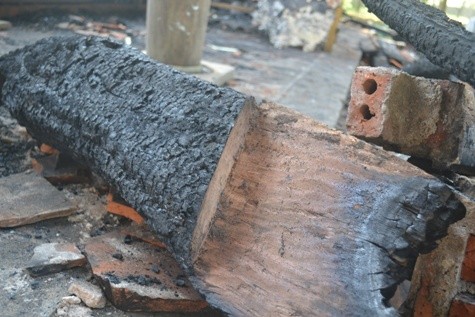 Nhiều thớ gỗ đã bị cháy xém một nửa