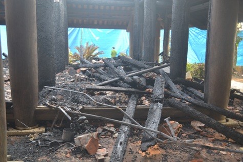 nhiều thớ gỗ bị đốt cháy chất đống trong khuôn viên đền