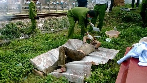 xác người đàn ông chết bất thường được phát hiện thấy bên cạnh đường sắt Bắc -Nam
