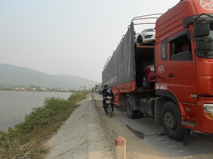 Nhiều phương tiện nhỏ muốn đi được buộc phải lách sang hông xe tải