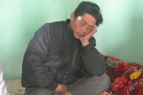 Anh Hoàng Văn Lương (bố cháu Hoàng Văn Tuấn, nạn nhân mất tích trong vụ chìm tàu) dường như không gượng dậy nổi khi đón nhận cú sốc quá lớn đến với gia đình mình