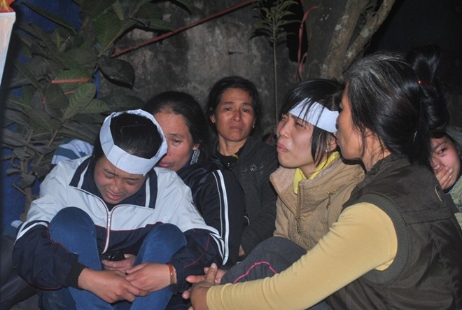 chị Tuyết (mẹ Huế, thứ 2 từ trái sang) đã khóc ngất đi nhiều lần khi nhận hung tin con gái mình gặp rủi ro và qua đời