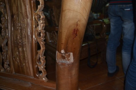 Vết máu nạn nhân vẫn còn dính trên thân gỗ