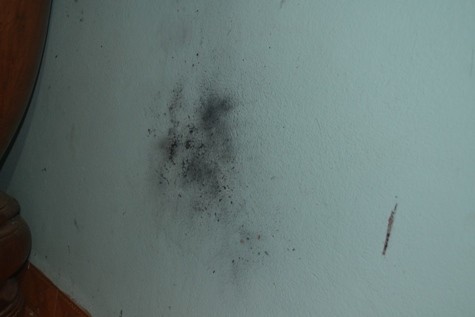 Vết tro bụi dính trên tường sau vụ nổ