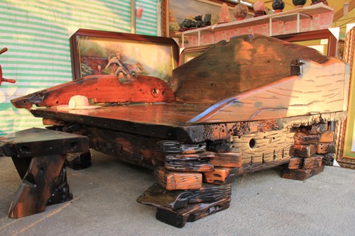 Chiếc giường cổ làm từ gỗ quý ngâm dưới đáy biển hàng trăm năm, được chủ nhân chào bán giá 600 triệu đồng