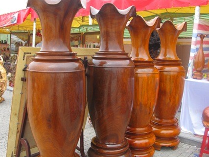 Lộc bình được trưng bày và rao bán tại hội chợ