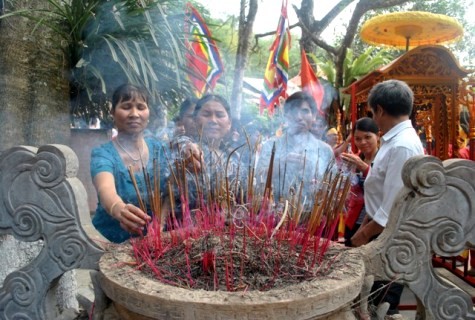 nhiều người dân thắp hương để cầu mong thần rắn thần cá phù hộ gặp nhiều may mắn trong năm mới