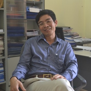 Ông Lê Văn Đình, Phó Trưởng phòng tổ chức Sở GD&amp;ĐT Thanh Hóa trao đổi với phóng viên