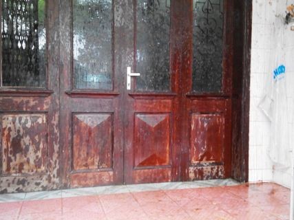 Chất bẩn dính đầy cánh cửa, nền gạch tại nhà phóng viên Ngọc Minh
