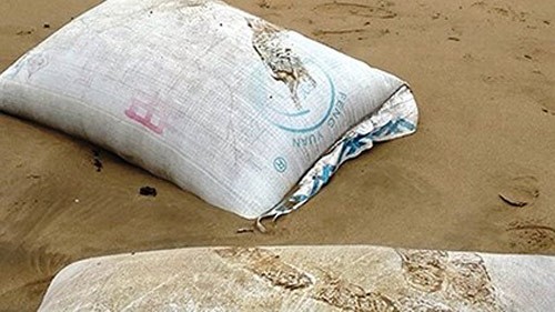 Các bao tải nghi chứa chất độc bên trong được tìm thấy ở bờ biển Thanh Hóa