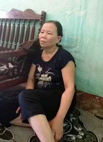 Bà Hà thẫn thờ trước thông tin đứa con trai của mình bị bắt tạm giam