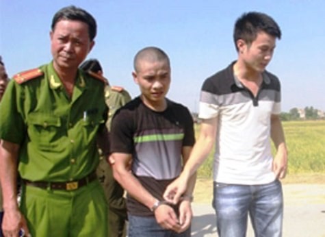 Đối tượng Nguyễn Văn Hải (giữa) bị bắt vì hành vi giết người