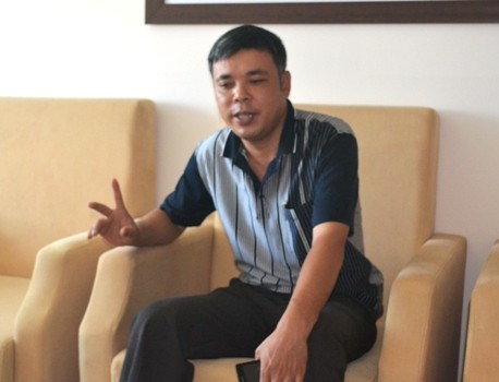 Ông Chu Văn Toàn - đại diện chủ đầu tư trao đổi với phóng viên