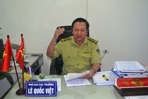 Ông Lê Quốc Việt - Phó chi cục kiểm lâm Thanh Hóa trao đổi với PV