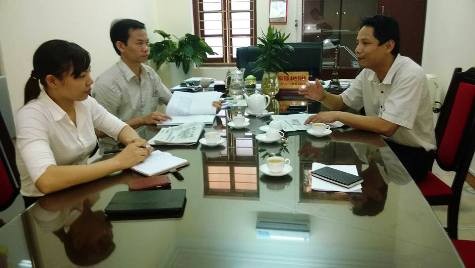 Lãnh đạo phường Đông Vệ (thành phố Thanh Hóa) trao đổi với phóng viên
