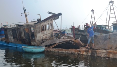 Chiếc tàu của anh Trường phát nổ tại cảng cá Lạch Bạng