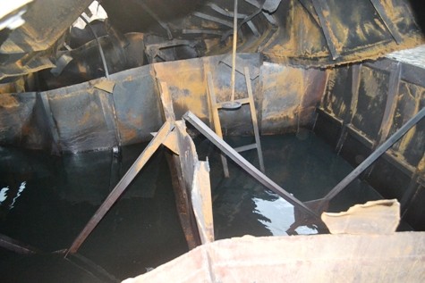 Phần boong chứa dầu trên con tàu cũng bị hư hại nghiêm trọng