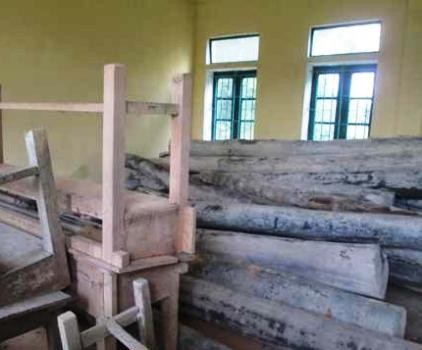Phòng học tại điểm trường tiểu học làng Gió biến thành kho tập kết