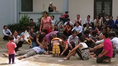 Người nhà bị cáo ngất trong khuôn viên tòa án tỉnh Thanh Hóa