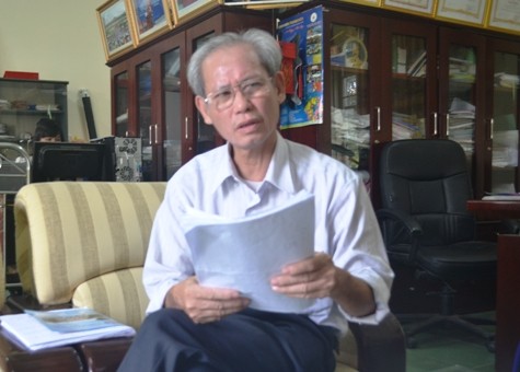 Ông Hoàng Văn Viên - Hiệu trưởng trường THCS Trần Mai Ninh trao đổi với phóng viên