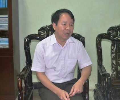 Ông Nguyễn Văn Tám - Phó giám đốc bảo hiểm xã hội Thanh Hóa trao đổi với phóng viên