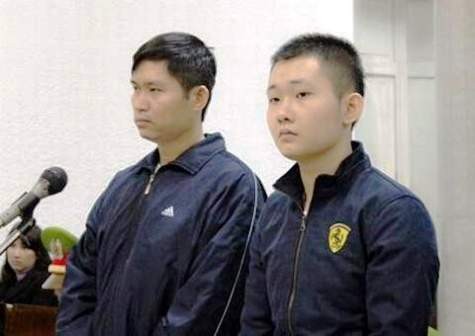 Nguyễn Mạnh Tường (trái), Đào Quang Kháng (phải) tại phiên xét xử sơ thẩm hôm 5/12