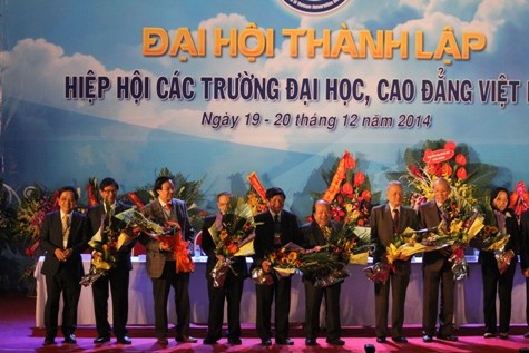 Ban vận động nhận hoa chúc mừng của Hiệp hội các trường Đại học, Cao đẳng Việt Nam