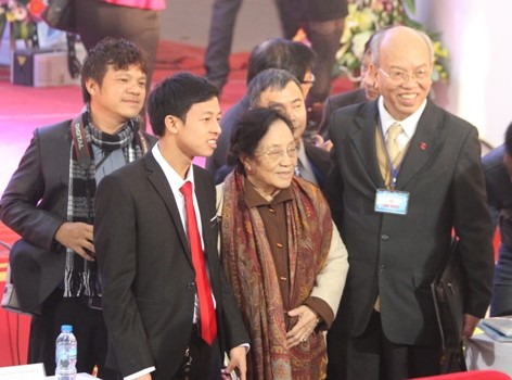 Nguyên Phó Chủ tịch nước Nguyễn Thị Bình (giữa) chụp ảnh lưu niệm cùng các Đại biểu dự Đại hội
