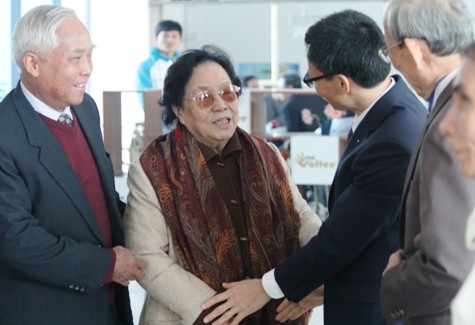 Phó Thủ tướng Chính phủ Vũ Đức Đam thăm hỏi sức khỏe nguyên Phó chủ tịch nước Nguyễn Thị Bình.