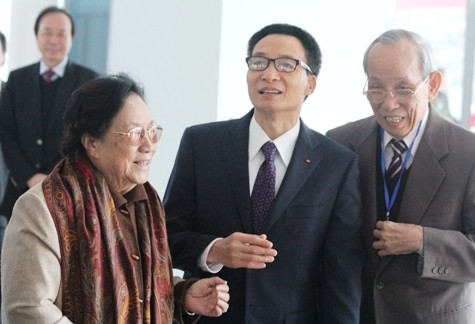 Nguyên Phó Chủ tịch nước Nguyễn Thị Bình (bên trái ngoài cùng), Phó Thủ tướng Chính phủ Vũ Đức Đam cũng đến dự Đại hội thành lập Hiệp hội các trường Đại học, Cao đẳng Việt Nam.
